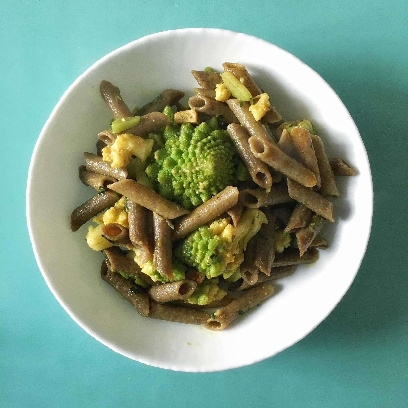 Penne di grano saraceno con cavolo romano, ghee e curry