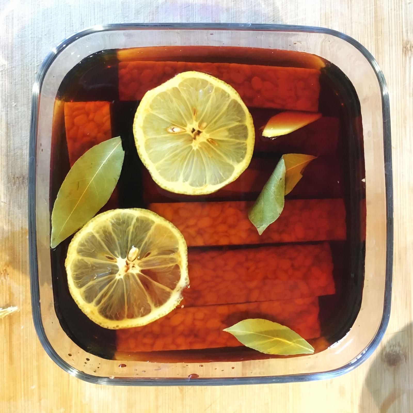 Tempeh marinato con alloro, limone e zenzero